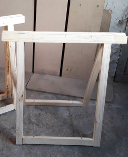 Par de cavaletes dobráveis em pinus cru reforçado (Ideal para mesa oficial)